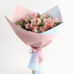 Ramo de astromelias y rosas
